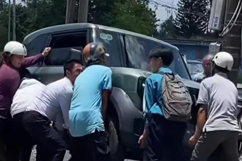 Người dân nâng ô tô cứu bé gái mắc kẹt dưới gầm ô tô
