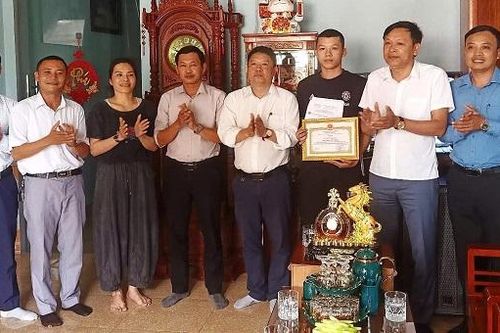 Khen thưởng đột xuất thanh niên dũng cảm cứu người đuối nước trên biển