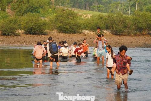 Cha mẹ liều mình cõng con lội sông dữ đến trường mỗi ngày