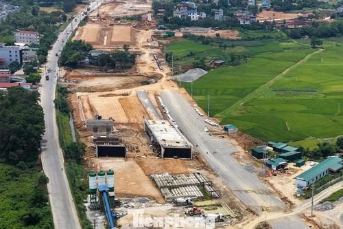 Cảnh công trường thi công tuyến đường nghìn tỷ nối Đại lộ Thăng Long với Hòa Bình
