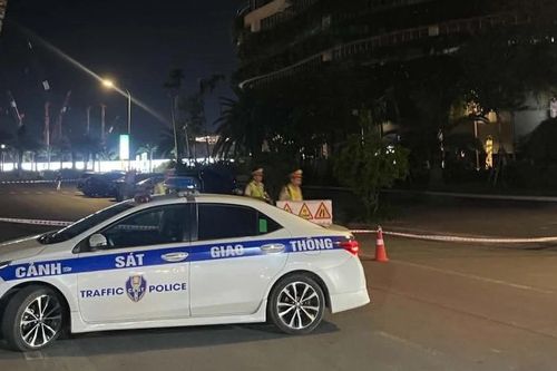Người đàn ông tử vong gần sảnh chung cư ở Bãi Cháy