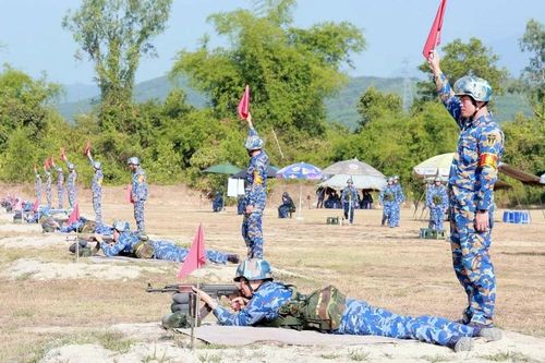 Vùng 3 Hải quân tổ chức bắn tập súng tiểu liên cho tân binh