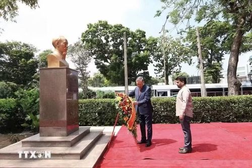 Tổng Bí thư, Chủ tịch nước Tô Lâm dâng hoa tại Tượng Chủ tịch Hồ Chí Minh ở Sri Lanka