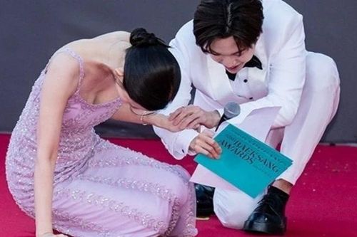 Nữ diễn viên ngã trên thảm đỏ