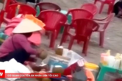 Đình chỉ hộ kinh doanh bán giá cao, gom nước dừa thừa tại bãi biển