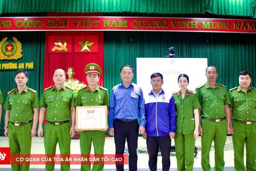 Cán bộ Công an cứu sống 2 bé nhỏ và người dân giúp tìm kiếm hài cốt liệt sĩ được khen tặng