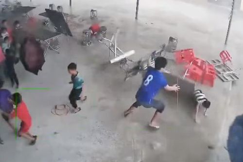 Cơn dông bất ngờ quét qua trường học, bàn bị thổi bay, va vào học sinh