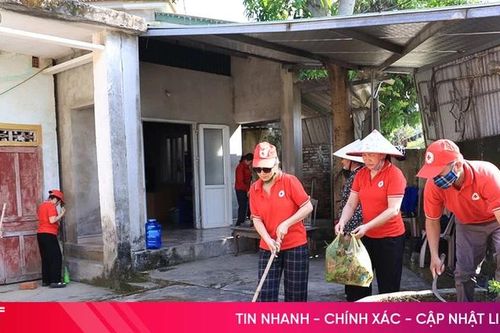 'Sắc đỏ' thắp sáng những góc khuất cuộc đời ở Hà Tĩnh