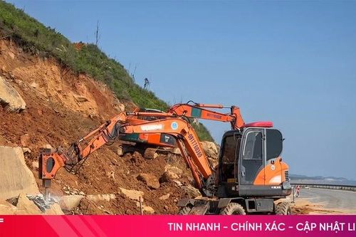 Phân luồng giao thông, khắc phục sạt lở trên đường ven biển qua Hải Ninh