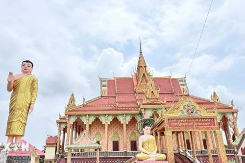 Quần thể tượng Phật quy mô lớn ở ngôi chùa Khmer An Giang