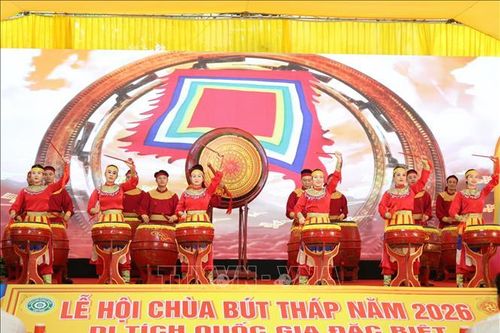Lễ hội chùa Bút Tháp (Bắc Ninh) thu hút đông đảo người dân tham dự