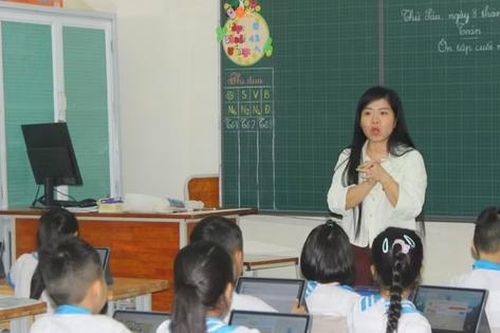 'Lớp học thông minh' gây tranh cãi vì chi phí thiết bị hàng triệu đồng cho học sinh tiểu học