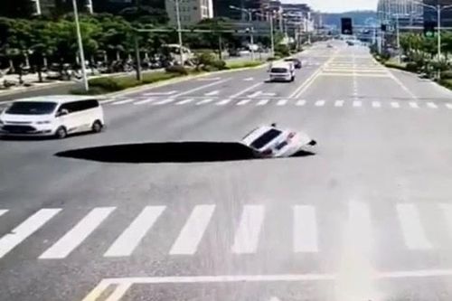 Ô tô đang chạy bất ngờ rơi thẳng xuống 'hố tử thần' giữa ngã tư
