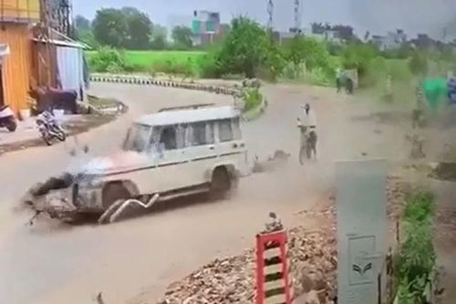 Ô tô mất kiểm soát lao đi như 'xe điên', tông hàng loạt người trên phố