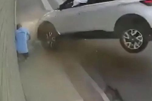 Ô tô mất lái lao thẳng lên vỉa hè, người đàn ông thoát nạn trong gang tấc