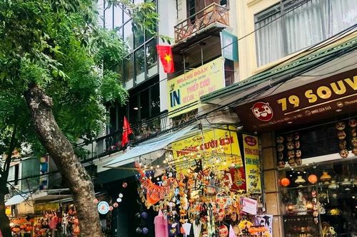 Vỉa hè không chỉ là chỗ để thu phí