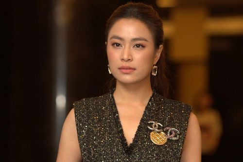 'Chuyện lạ' với Hoàng Thùy Linh