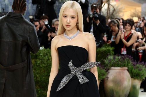 Rosé bị gọi nhầm tên tại Met Gala 2026, cộng đồng mạng bức xúc