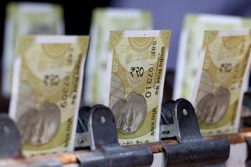 Giá dầu tăng gây sức ép, đà hồi phục của rupee Ấn Độ đối mặt rủi ro