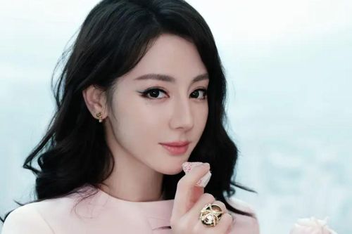 Địch Lệ Nhiệt Ba gây thương nhớ với visual ngọt ngào trong bộ ảnh mới