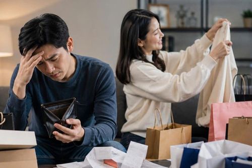 Vợ 'con nhà lính tính nhà quan', chồng than trời vì bà xã 'đốt tiền' vô tội vạ