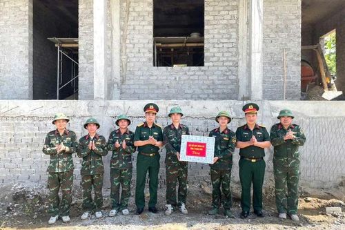 Chỉ huy trưởng Bộ CHQS tỉnh thăm, động viên lực lượng thi công công trình Chốt chiến đấu dân quân thường trực