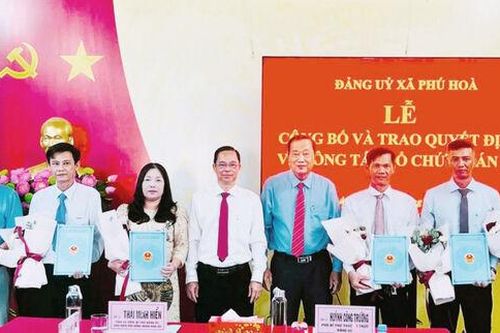 Đảng ủy xã Phú Hòa trao quyết định về công tác cán bộ