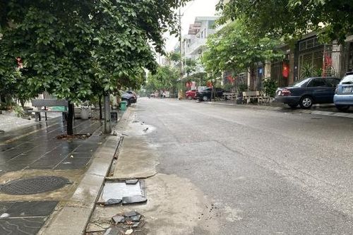 Phường Bắc Giang: Kiểm tra hàng loạt điểm thoát nước, nhiều hố ga bị đất đá, rác thải, tấm chắn lấp đầy