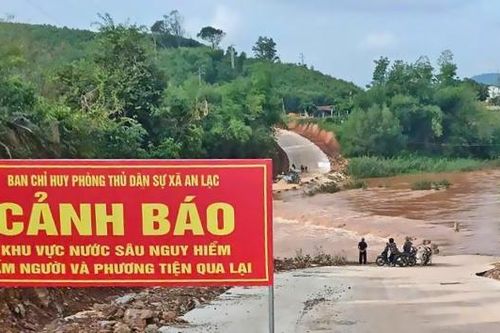 Lũ dâng cao, nhiều học sinh xã An Lạc phải đi đường rừng về nhà