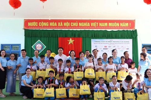 Hiệp hội Dệt may Việt Nam tặng quà cho học sinh đồng bào Co xã Tam Mỹ