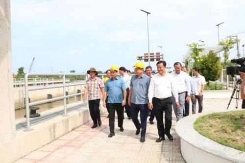 Bộ trưởng Bộ Nông nghiệp và Môi trường Trịnh Việt Hùng khảo sát tại cống âu Nguyễn Tấn Thành