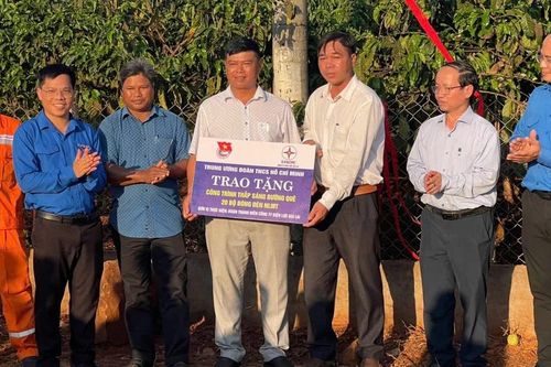 Bàn giao 3 công trình 'Thắp sáng đường quê' tại Gia Lai