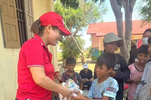 Trao 250 suất quà cho hộ nghèo, học sinh khó khăn tại xã Phú Thiện