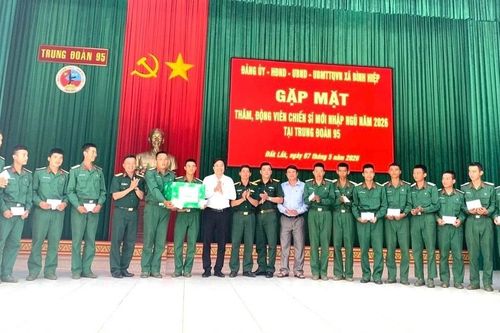 Lãnh đạo xã Bình Hiệp thăm, động viên chiến sĩ mới tại Trung đoàn 95