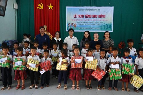 Trao 100 suất học bổng cho học sinh Trường Tiểu học và THCS Phước Kháng