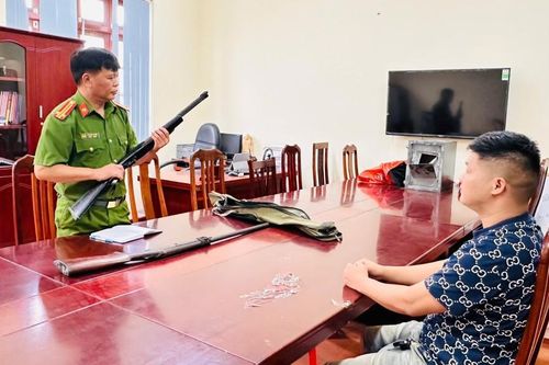 Người dân tự giác giao nộp 2 khẩu súng nhặt được trong rừng