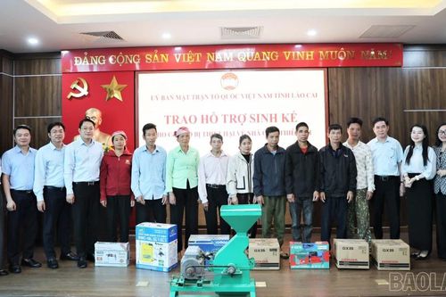Lào Cai: Trao hỗ trợ sinh kế cho người dân bị ảnh hưởng bởi thiên tai