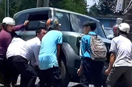 Người dân giải cứu nữ sinh lớp 8 mắc kẹt dưới gầm ô tô