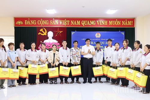 Trao tặng 85 suất quà của lãnh đạo Đảng, Nhà nước cho đoàn viên, người lao động có hoàn cảnh khó khăn