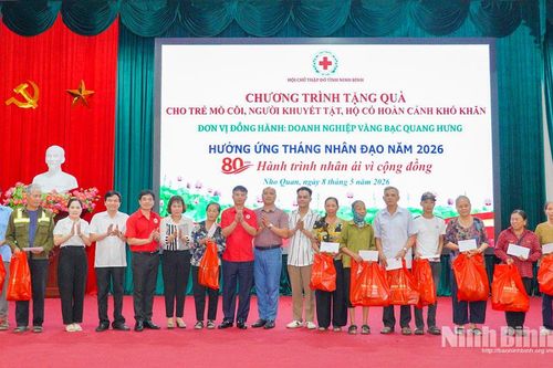 Trao 105 suất quà cho trẻ mồ côi, người khuyết tật, hộ có hoàn cảnh khó khăn