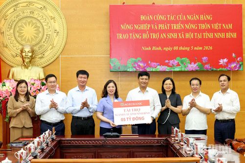 Đoàn công tác của Agribank Việt Nam làm việc và trao tặng hỗ trợ an sinh xã hội tại tỉnh Ninh Bình