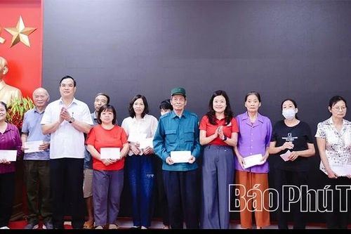 Trao 50 suất quà cho các gia đình hoàn cảnh khó khăn phường Thanh Miếu