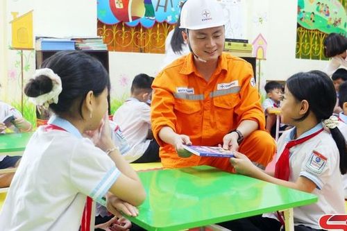 Lan tỏa ý thức trách nhiệm tiết năng lượng điện thông qua cuốn sách 'Bí mật Quả cầu tím'
