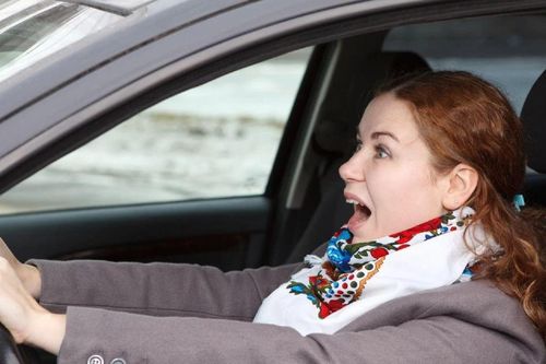 Bí quyết lái xe an toàn khi bị tạt đầu