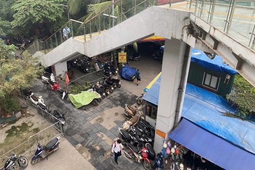 Metro hút khách, bãi xe tự phát 'ăn theo' quanh các nhà ga