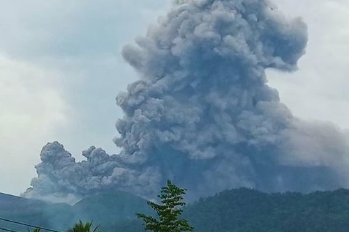 Indonesia: Núi lửa phun trào tạo cột tro 10km, 3 người nghi thiệt mạng