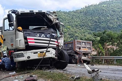 Đắk Lắk: Hai xe đầu kéo va chạm trên đèo Phượng Hoàng, một tài xế mắc kẹt trong cabin