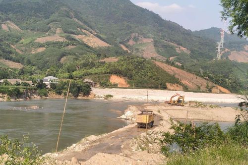 Lào Cai: UBND xã phải chịu trách nhiệm nếu để mỏ cát tiếp tục hoạt động