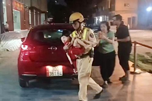 Hà Nội: Mở đường 'xuyên' giờ cao điểm, CSGT kịp thời đưa cháu bé bị hóc dị vật đi cấp cứu