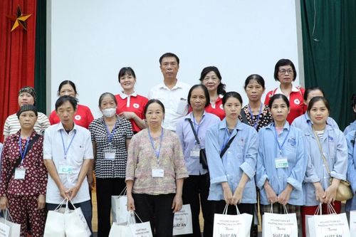 Hội Chữ Thập đỏ phường Phú Thượng trao quà cho bệnh nhân Bệnh viện K Tân Triều